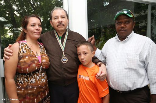 Presidente Daniel recibe a niños campeones de la selección sub-12 de béisbol