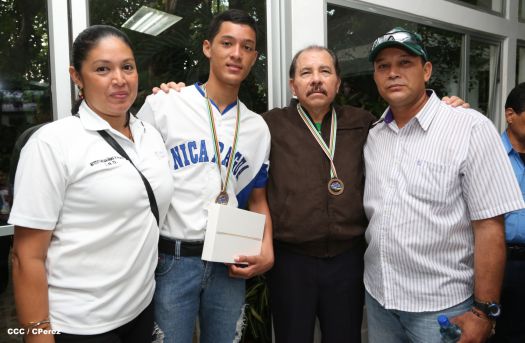 Presidente Daniel recibe a niños campeones de la selección sub-12 de béisbol
