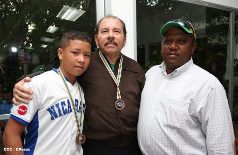 Presidente Daniel recibe a niños campeones de la selección sub-12 de béisbol
