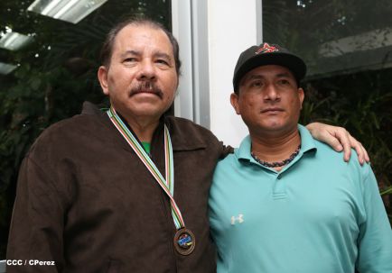 Presidente Daniel recibe a niños campeones de la selección sub-12 de béisbol