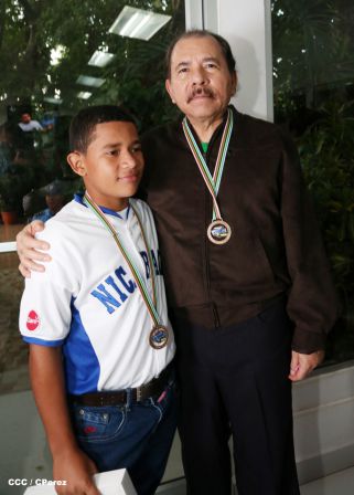 Presidente Daniel recibe a niños campeones de la selección sub-12 de béisbol