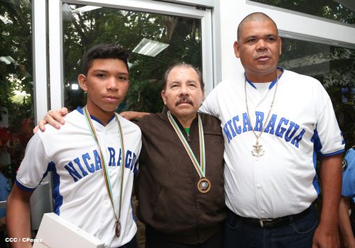 Presidente Daniel recibe a niños campeones de la selección sub-12 de béisbol