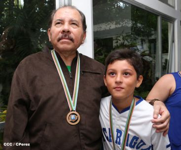 Presidente Daniel recibe a niños campeones de la selección sub-12 de béisbol