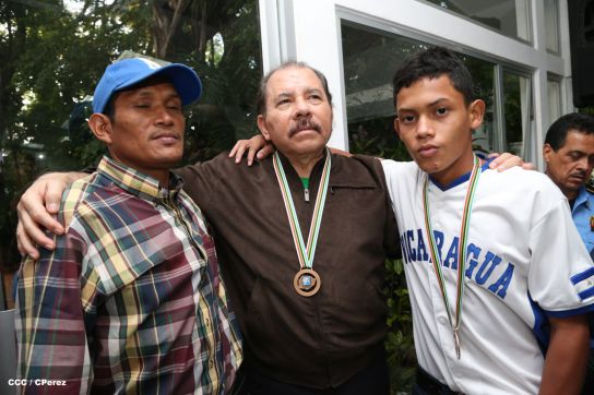 Presidente Daniel recibe a niños campeones de la selección sub-12 de béisbol