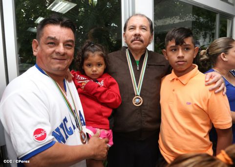 Presidente Daniel recibe a niños campeones de la selección sub-12 de béisbol