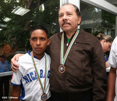 Presidente Daniel recibe a niños campeones de la selección sub-12 de béisbol