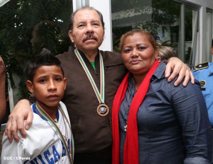 Presidente Daniel recibe a niños campeones de la selección sub-12 de béisbol