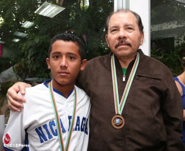 Presidente Daniel recibe a niños campeones de la selección sub-12 de béisbol