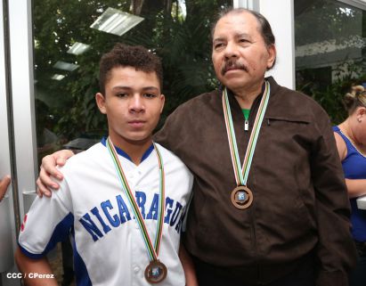 Presidente Daniel recibe a niños campeones de la selección sub-12 de béisbol
