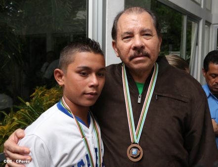 Presidente Daniel recibe a niños campeones de la selección sub-12 de béisbol