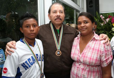 Presidente Daniel recibe a niños campeones de la selección sub-12 de béisbol