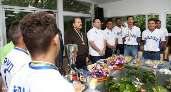 Presidente Daniel recibe a niños campeones de la selección sub-12 de béisbol