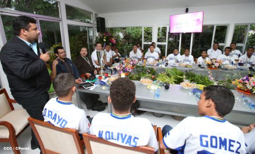 Presidente Daniel recibe a niños campeones de la selección sub-12 de béisbol