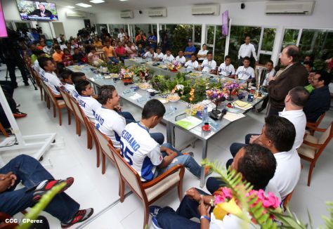 Presidente Daniel recibe a niños campeones de la selección sub-12 de béisbol
