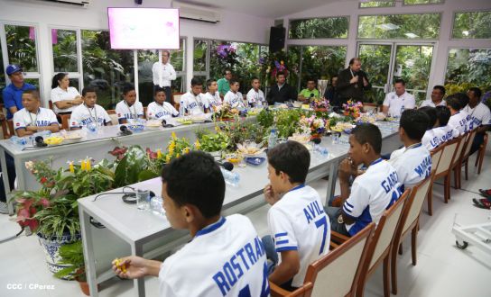 Presidente Daniel recibe a niños campeones de la selección sub-12 de béisbol