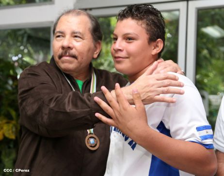Presidente Daniel recibe a niños campeones de la selección sub-12 de béisbol