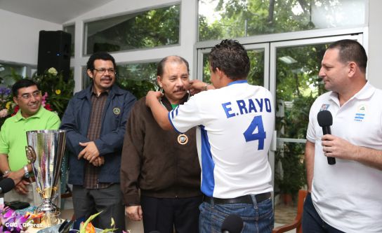 Presidente Daniel recibe a niños campeones de la selección sub-12 de béisbol