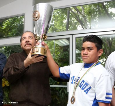 Presidente Daniel recibe a niños campeones de la selección sub-12 de béisbol