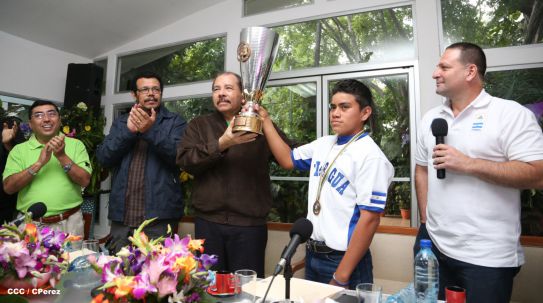 Presidente Daniel recibe a niños campeones de la selección sub-12 de béisbol