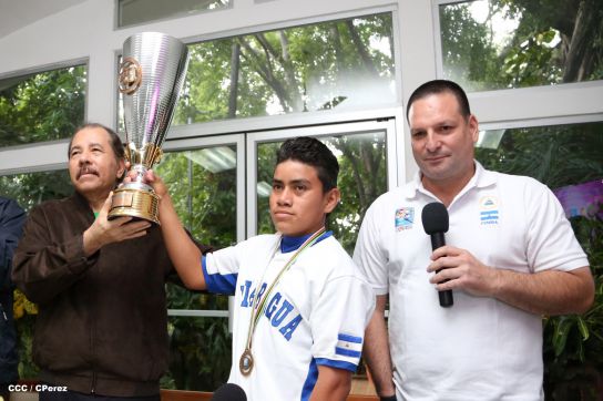 Presidente Daniel recibe a niños campeones de la selección sub-12 de béisbol