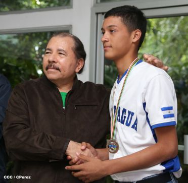 Presidente Daniel recibe a niños campeones de la selección sub-12 de béisbol