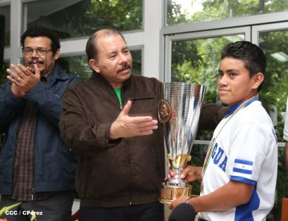 Presidente Daniel recibe a niños campeones de la selección sub-12 de béisbol