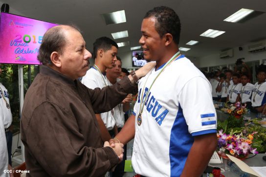 Presidente Daniel recibe a niños campeones de la selección sub-12 de béisbol