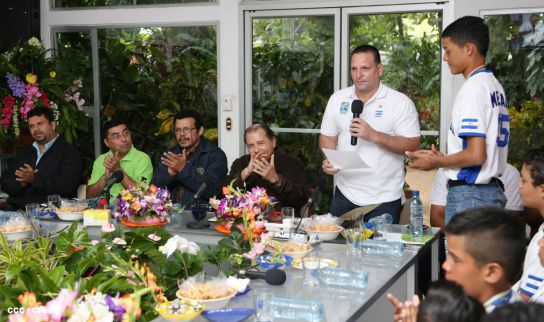 Presidente Daniel recibe a niños campeones de la selección sub-12 de béisbol