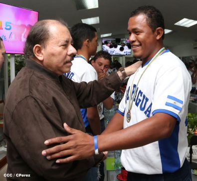 Presidente Daniel recibe a niños campeones de la selección sub-12 de béisbol
