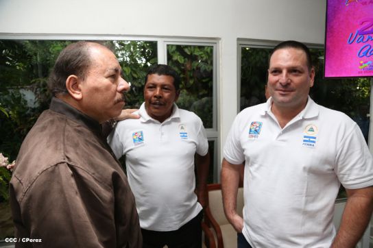 Presidente Daniel recibe a niños campeones de la selección sub-12 de béisbol