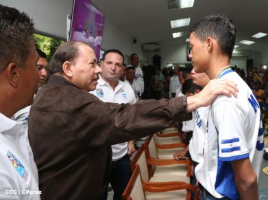 Presidente Daniel recibe a niños campeones de la selección sub-12 de béisbol