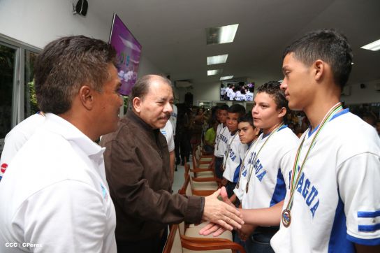 Presidente Daniel recibe a niños campeones de la selección sub-12 de béisbol