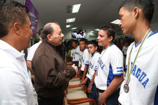 Presidente Daniel recibe a niños campeones de la selección sub-12 de béisbol