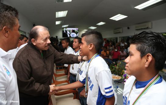 Presidente Daniel recibe a niños campeones de la selección sub-12 de béisbol