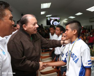 Presidente Daniel recibe a niños campeones de la selección sub-12 de béisbol