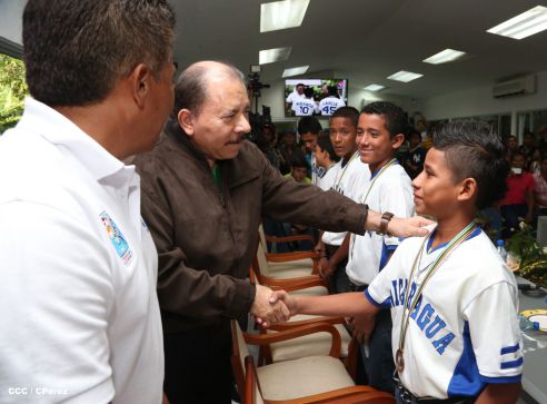 Presidente Daniel recibe a niños campeones de la selección sub-12 de béisbol