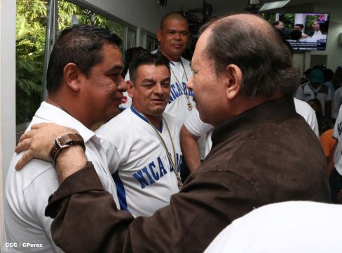 Presidente Daniel recibe a niños campeones de la selección sub-12 de béisbol