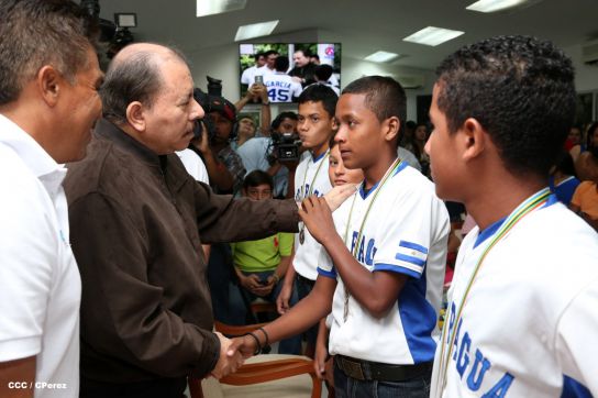 Presidente Daniel recibe a niños campeones de la selección sub-12 de béisbol