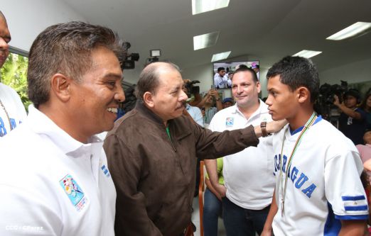 Presidente Daniel recibe a niños campeones de la selección sub-12 de béisbol