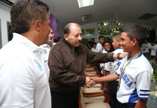 Presidente Daniel recibe a niños campeones de la selección sub-12 de béisbol