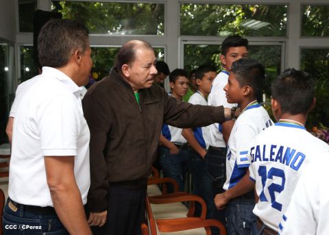 Presidente Daniel recibe a niños campeones de la selección sub-12 de béisbol