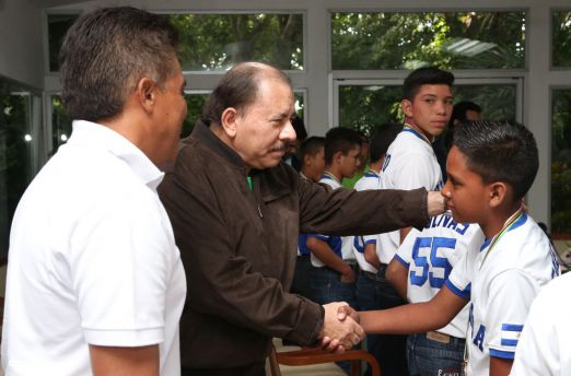 Presidente Daniel recibe a niños campeones de la selección sub-12 de béisbol