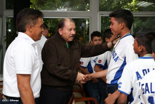Presidente Daniel recibe a niños campeones de la selección sub-12 de béisbol