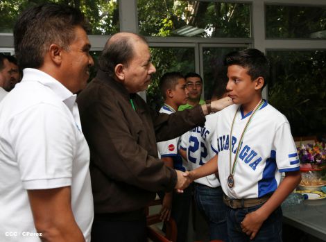 Presidente Daniel recibe a niños campeones de la selección sub-12 de béisbol