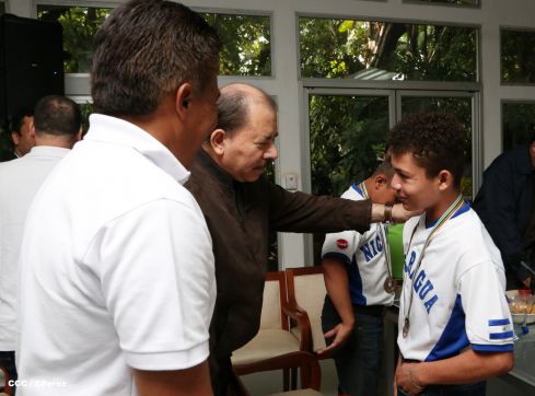 Presidente Daniel recibe a niños campeones de la selección sub-12 de béisbol