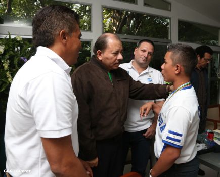 Presidente Daniel recibe a niños campeones de la selección sub-12 de béisbol