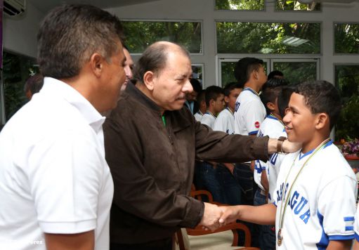 Presidente Daniel recibe a niños campeones de la selección sub-12 de béisbol