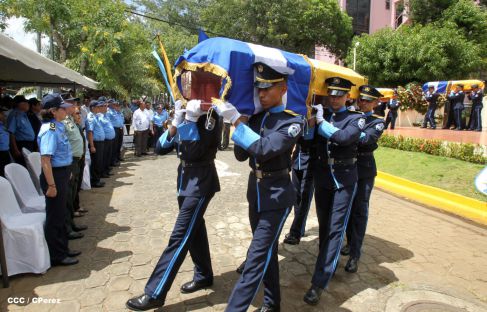 Rinden homenaje póstumo a compañeros policías caídos en el cumplimiento del deber