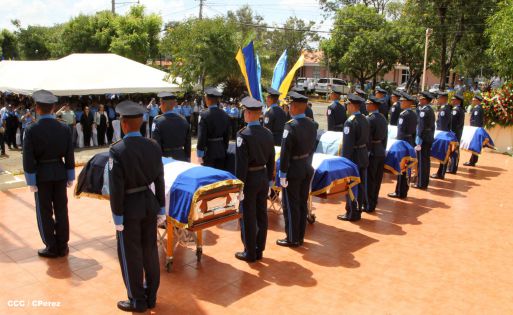 Rinden homenaje póstumo a compañeros policías caídos en el cumplimiento del deber
