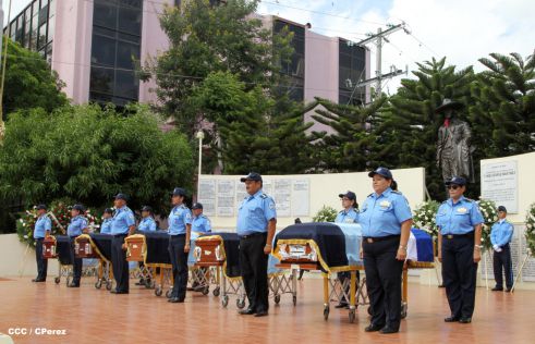 Rinden homenaje póstumo a compañeros policías caídos en el cumplimiento del deber